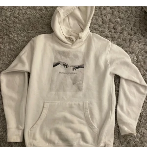 Emplace hoodie  - Jätte fin vit hoodie med tryck på framsidan, ny pris runt 500. Pris kan diskuteras vid snabb affär 🤍