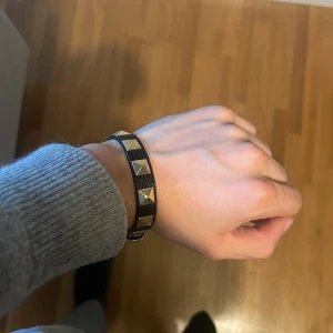 Valentino armband - Valentino armband som aldrig använts utan bara testats. (Inte äkta) men ser ingen skillnad. Hör av dig vid frågor. Pris kan diskuteras
