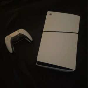 Ps5 slim  - Säljer mitt ps5 slim då jag har uppgraderat till dator skicket på ps5 et är helt perfekt funkar som en helt ny kontroll,sladdar och förpackningen följer med  tveka inte på att hör av dig pris går att diskutera 🙌🙌