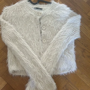 Stickad kofta - Så mjuk stickad kofta från zara. 