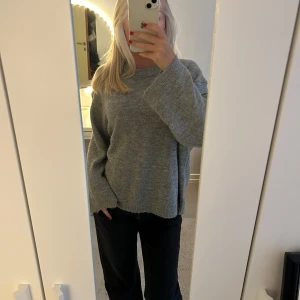 Stickad kofta - Jättefin grå stickad kofta från lager 157. Mysig och perfekt nu till hösten och vintern. 