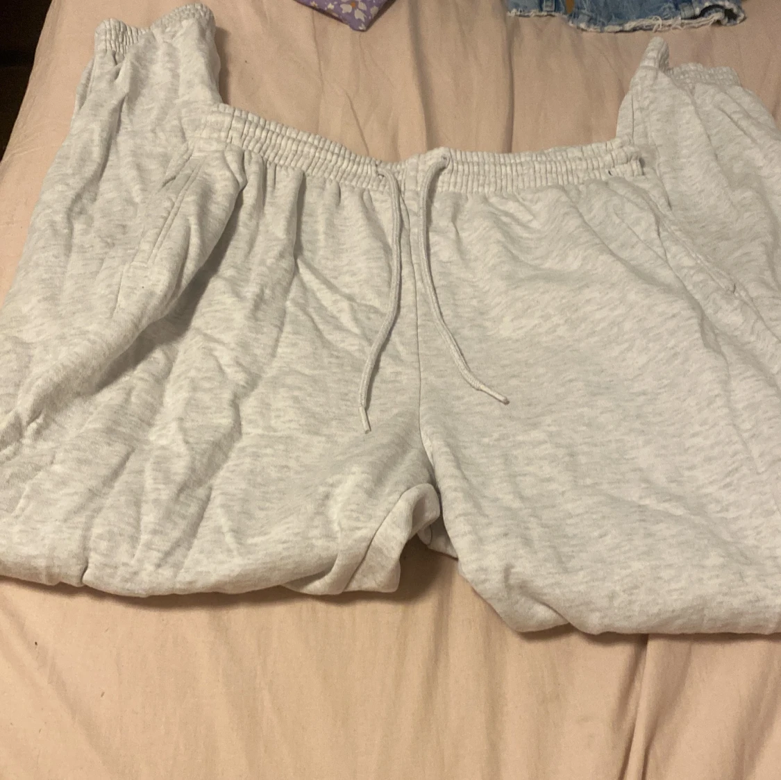 Ett par ljusgråa mjuk byxor 