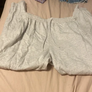 Ett par ljusgråa mjuk byxor  -  Säljer ljusgrå mjukisbyxor Från H&M i storlek M