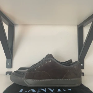 Lanvin - Säljer nu dessa sjukt fräscha lanvin i mörkbrun färg, skorna är inprincip nya. Dustbag medföljer vid köp!  Hör av er vid minsta fundering! 