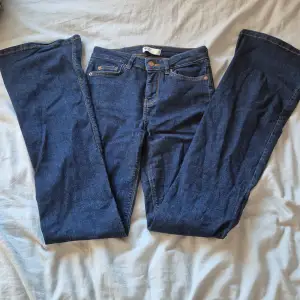 Gina tricot jeans i färgen blå och storlek XS! Jag säljer då de är lite långa! Använd 2-3 ggr!