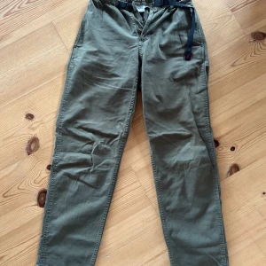 Gramicci original freedom  - Gramicci byxor, gröna storlek us XS asia S, köpta second hand i Stockholm men endast använda ett fåtal gånger då jag inte var nöjd med hur de satt. Passar mig bra men ville ha en pösigare fit 