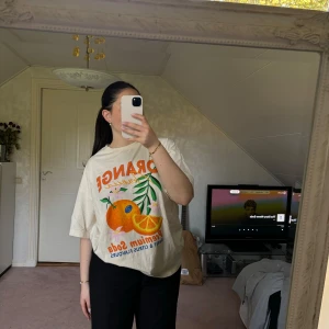 Oversized T-shirt med tryck - Använd endast ett fåtal gånger 💓