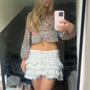 zara blus  - blus från zara i nyskick! Den är i L men är liten i storlek.