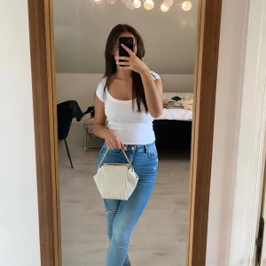 Vit väska - Helt ny och oanvänd väska från Asos, Miss Selfridge. Det långa bandet är justerbart och har kvar originalplastet. Väskan är rymlig. 