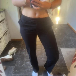 Lågmidjade kostymbyxor  - Perfekta lågmidjade kostymbyxor i storlek 36. Dem är från NAKD och är aldrig använda. Inga defekter. Dem formar benen jättesnyggt 😄