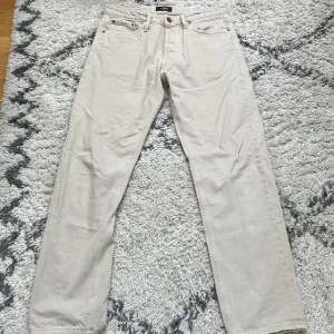 Jack and Jones jeans - Riktigt schyssta beiga relaxed Jack and Jones jeans. Den är bara testad. Storleken är 30/32. Hör av er vid frågor och pris kan diskuteras.