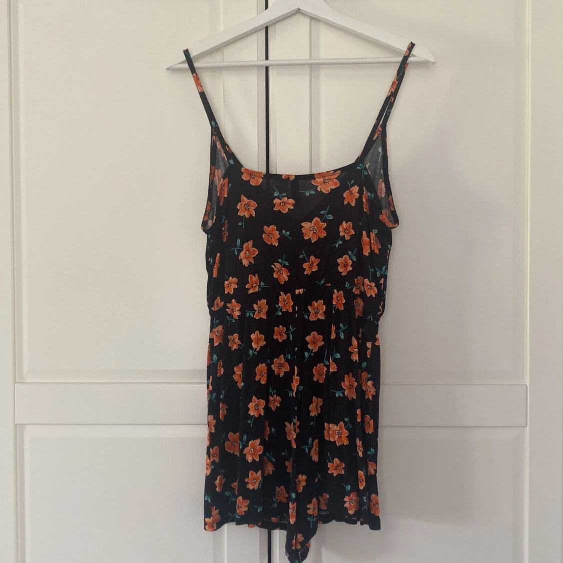 Svart jumpsuit med orangea blommor  - 90