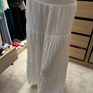 Långkjol från Strandivarius  - Helt ny vit Långkjol i linne. Köpt i spanien för 230 kr. Den är i storlek XS. 💕