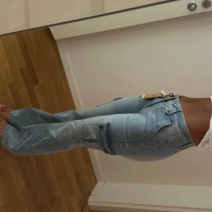 Jeans  - Cargo jeans ish, väldigt strechiga dvs skönt material. Helt nya med prislappen kvar. Köpt för 399kr och är barnstorlek 164 alltså XS/S