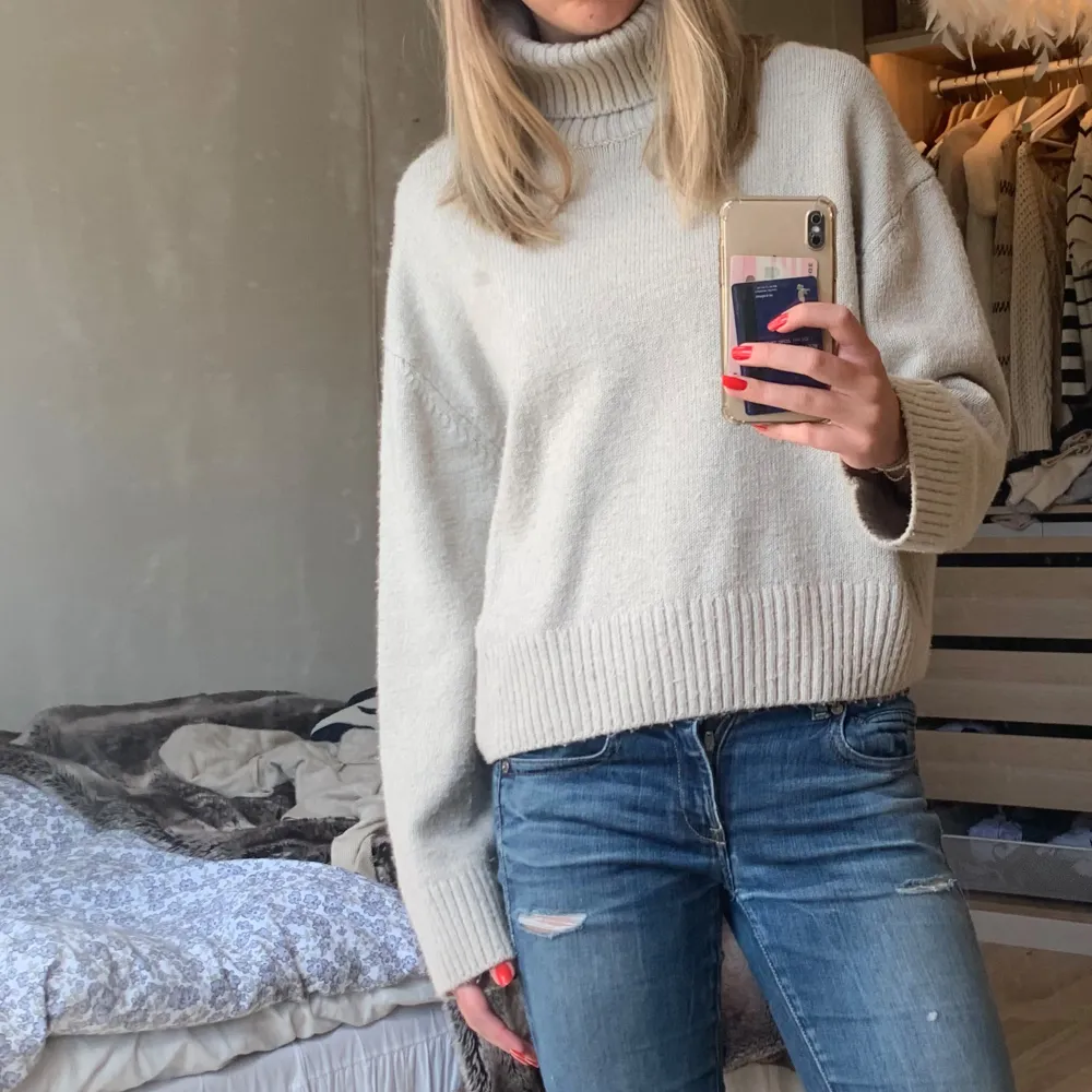 Säljer en supermysig beige stickad polotröja. Den har en hög krage och långa ärmar, perfekt för kyliga dagar. Tröjan är lite oversized och ger en avslappnad look. Perfekt för höst och vinter!. Tröjor & Koftor.