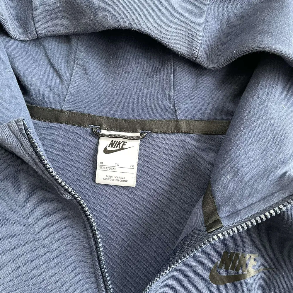 Marinblå Nike Tech fleece | Bra skick | Fraktas spårbart via postnord eller instabox | Skriv vid frågor!😊. Hoodies.