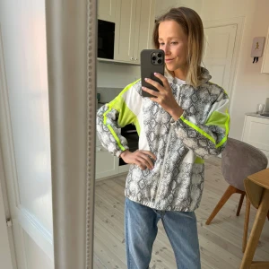 Hoodie i snakeprint från Zara - superskön zip-hoodie i snakeprint från Zara kids, funkar till xs-s dam