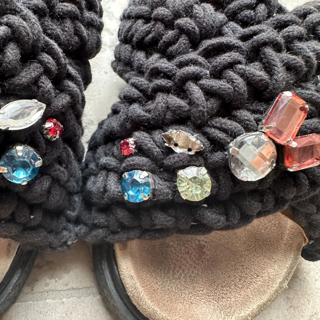 Svarta stickade sandaler med pärlor - 92