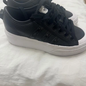 Adidas skor helt nya - Hej säljer jätte fina adidas skor en gång använd stl 36 nypris 799kr säljes kanon pris 
