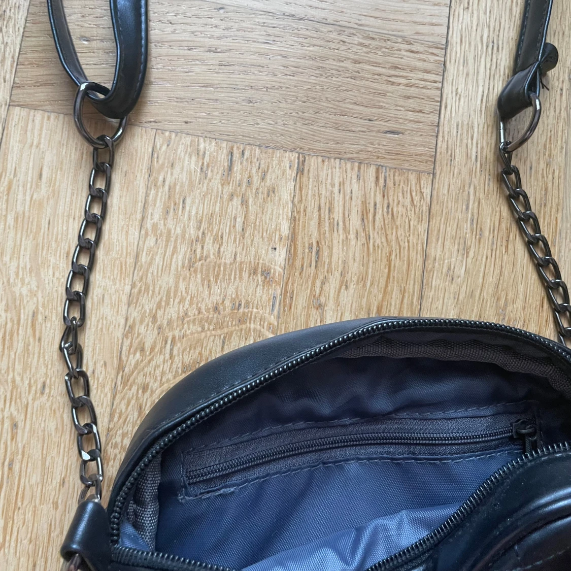 Svart quiltad axelväska - 91