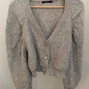 Grå kofta med söta knappar - Jättefin och skön kofta från Gina tricot. Köpt för många år sedan men forfarande i mycket bra skick! Perfekt nu till hösten🧡