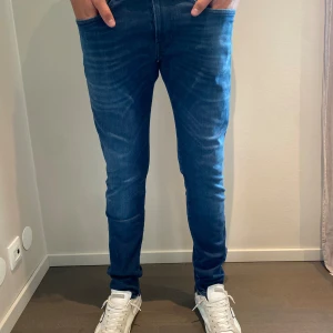 Replay anbass - Säljer ett par blåa replay anbass i storlek 33/32. Säljes i befintligt skick!  Nypris 1999kr Mitt pris 699kr