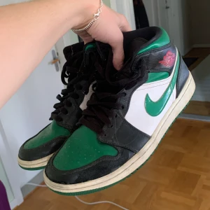 Nike Air Jordan i grönt och svart - Säljer ett par Nike Air Jordan sneakers i en snygg grön och svart färgkombination som är i bra skick lite slitna men annars väldigt fint skick kan tvätta dom åt dig som vill köpa 
