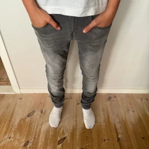 Replay anbass jeans - Tja, säljer ett par snygga replay jeans i skicket 9/10. Vid frågor är det bara att kontakta mig😁