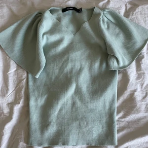Volangtopp - Grönaktig volangtröja från VILA i storlek M, men är som en S/M🫶🏼nästan nyskick!