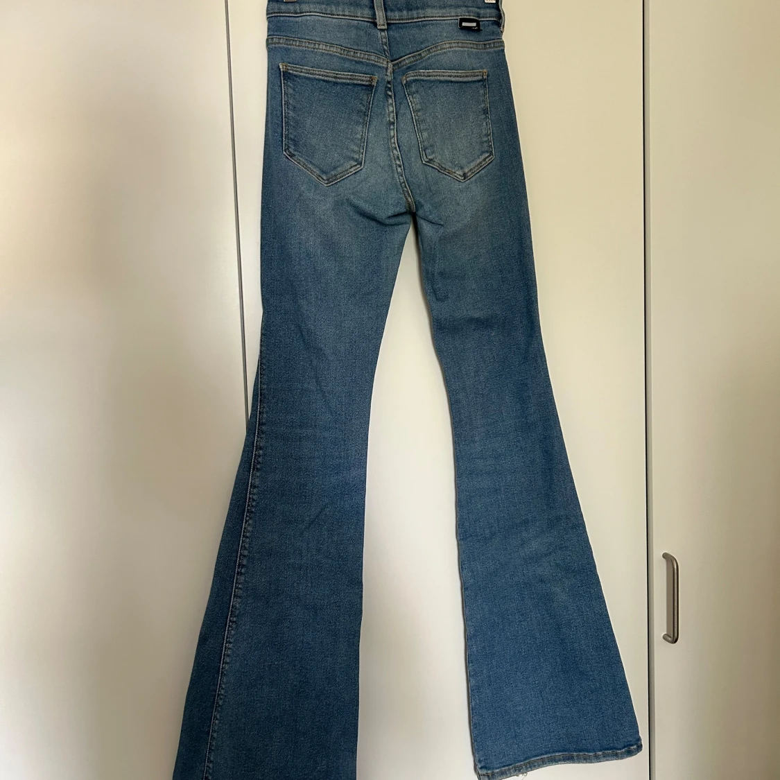 Blå bootcut jeans från Dr. Denim - 90