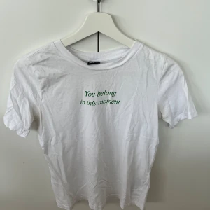 Vit T-shirt med tryck från Gina - Jättefin T-shirt från Gina med text på bröstet. Väldigt skön och perfekt långa armar. Passar till allt, även väldigt givande och uppmuntrande text.