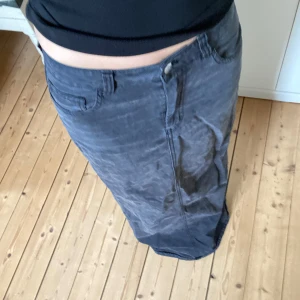 Maxi denimkjol från weekday - En svart lång denimkjol i maxilängd. Rak passform. Fungerar både sommar och vår/ höst. Har en liten slitsdetalj på baksidan som både är snygg och som gör det lättare att röra sig i den!