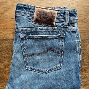 Jacob Cohen jeans 688 - Säljer dessa slim jeans från Jacob Cohën i storlek 33 men passar också dem som vanligtvis har storlek 32. Jeansen är i väldigt bra skick. Modellen på jeansen är 688. Skriv om du har några frågor.