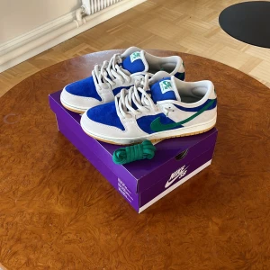 Nike sb dunk  - Ett par helt nya sb dunks phantom/malachite-hyper royal size 9.5/ eur 43 säljer för att dom är för små Original pris 1450 sek säljer dom för 1300 sek