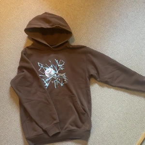 Dime Hoodie - Dime ”curveball” hoodie köpt från Junkyard. Mycket bra skick, inga defekter förutom lite (knappt synlig) missfärgning vid muddar på midja och handled. Loose fit. Nypris ca 1500