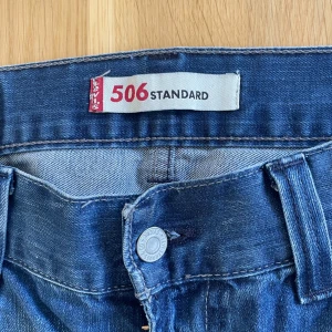 Levis 506 - Riktigt snygga vintage levis Modellen  har aningen bootcut Dom är förövrigt i mycket gott skick  Storlek 33x34  Hör av dig vid frågor!