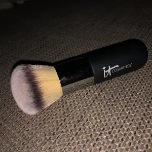 Helt ny oanvänd sminkborste till setting powder från märket it cosmetics. Nypris 600:-