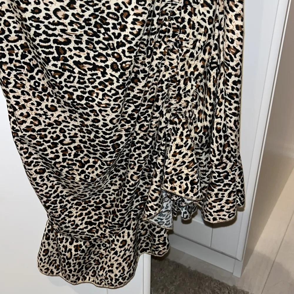 Säljer en supercool leopardmönstrad klänning från Shein. Den har en oneshoulder-design och är gjord i ett mjukt och bekvämt material. Perfekt för en fest eller en utekväll! 🐆. Klänningar.