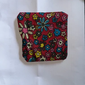 Lavendelkudde - Handgjord Lavendelkudde, ca 9x9 cm. Lavendelkudden är inte fylld, men jag fyller den sen när någon köper den. Jag fyller den med ris och lavendel och man kan t.ex. ha den i en garderob elr i ett skåp så det luktar gott.