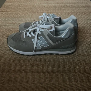 New balance classic 574 - Säljer mina new balance 574 då dom inte kommer till användning! Fräscha, knappt använda! Storlek 42,5.