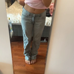 Gråa jeans - Assnygga gråa jeans från Gina tricot 💕 jag är 166cm. Använt typ 3 gånger så typ nyskick! Köpta för 599kr
