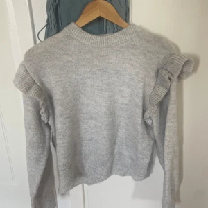 Grå stickad tröja från Gina🌸 - Jätte bra skick, nästan aldrig använd, storlek 146/152 