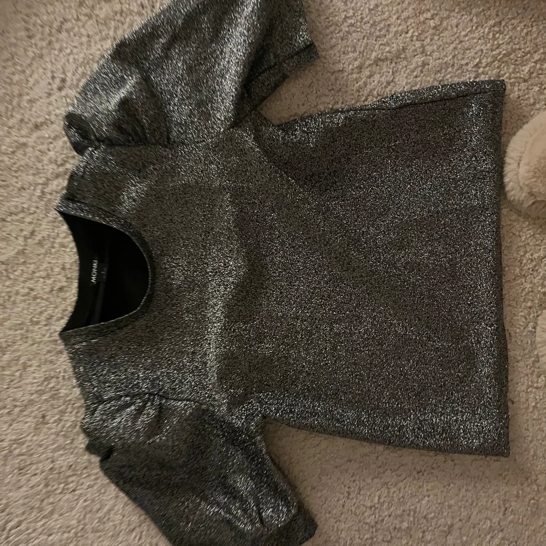 Glittrig topp med puffärmar - 90