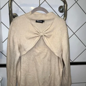 Stickad tröja  - Aprikos/peach färgad stickad tröja från Pieces. 