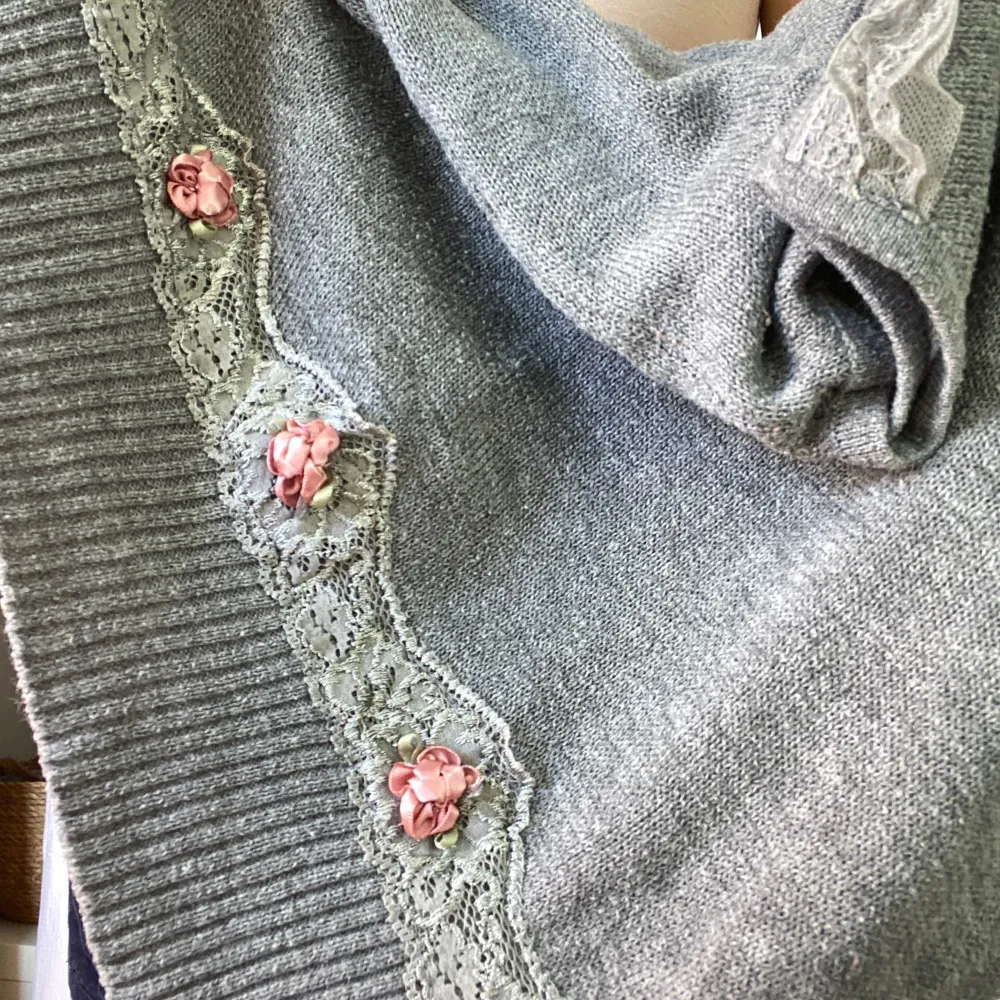 Så fint linne med små rosor och spets detalj. Coquette. Så söt. Cute top. Linne. Bra skick. Det står inte vad det är för märke eller storlek. Jag bär oftast xs eller small.. Toppar.