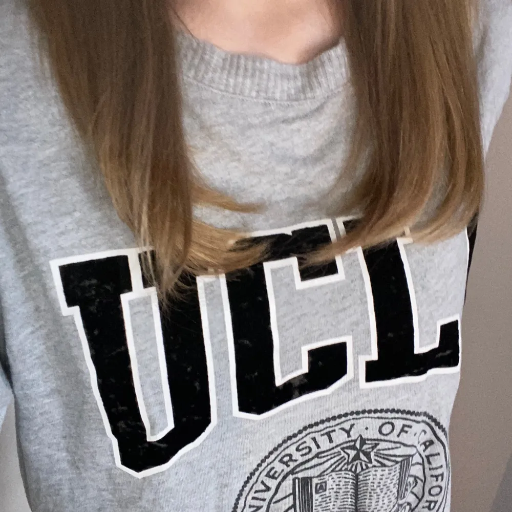 UCLA tröja. Ganska lång. Texten är i mocka. Skriv ifall du har några funderingar ang plagget😊. T-shirts.