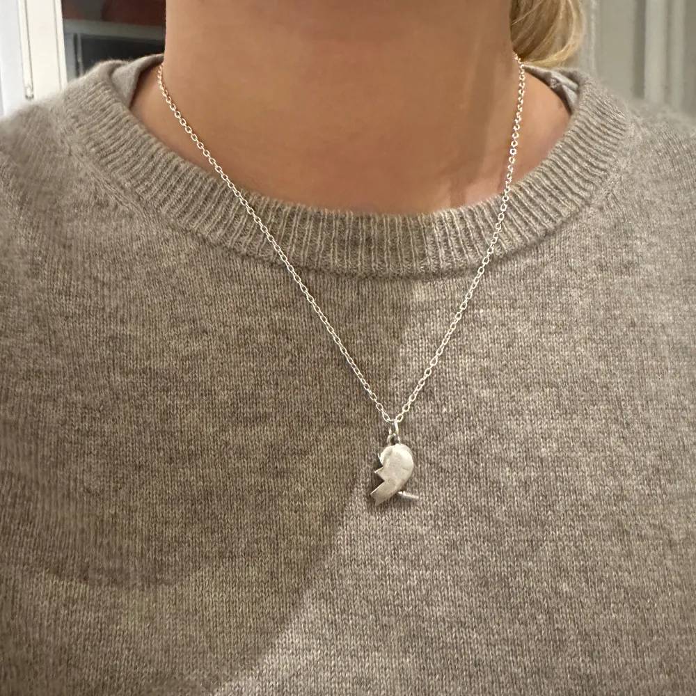 Jag säljer detta halsband ifrån Maria Nilsdotter! Det är endast ett jag säljer!! Jag säljer det för ett billigare pris då det inte är orginalkedjan utan det är en tunnare kedja men också ifrån Maria Nilsdotter. Det är i bra skick! Nypris 1797!. Accessoarer.