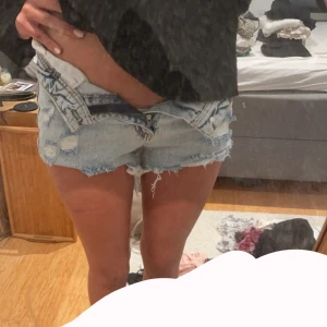 Blåa jeansshorts  - Fina jeansshorts från shein ❤️ aldrig använda ❤️ nypris 215kr ❤️