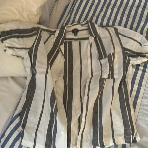 Säljer en H.M skjorta knappt använt den. - Nyskick