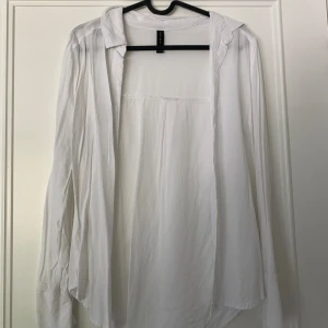 Skjorta  - En vit fin skjorta. Superskönt material och den lägger sig jättefint. Passar påse knäppt och uppknäppt!💓💓